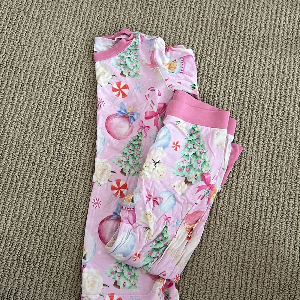 Bums and roses Christmas pajamas. Great, used condition.